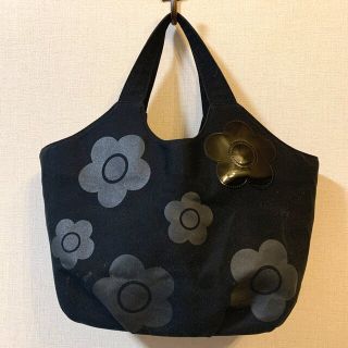 マリークワント(MARY QUANT)の【MARY QUANT】マリクワ　デイジー柄　トートバック　ブラック(トートバッグ)