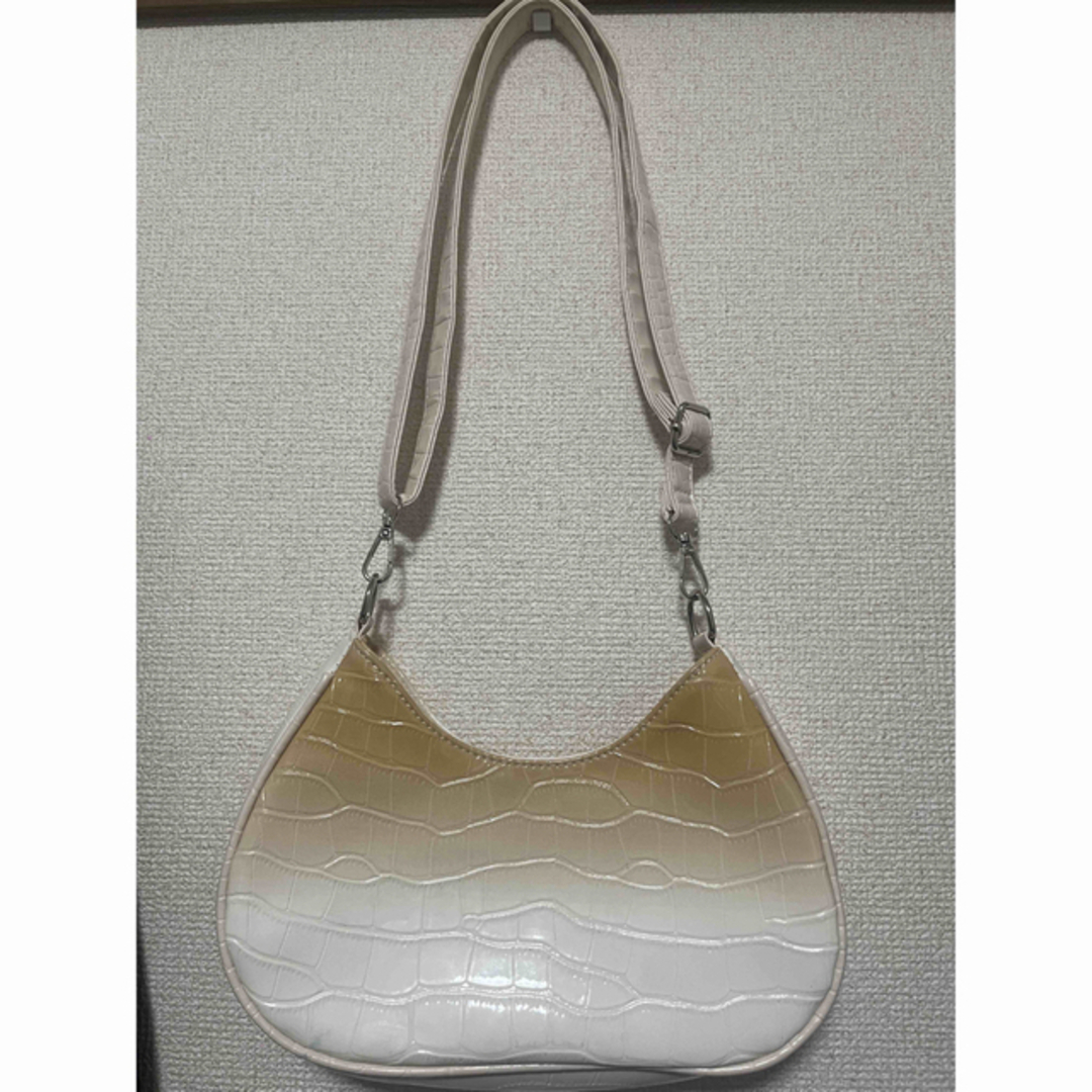 y2k  韓国　dholicストラップ付ハートスタッズクロコ調バッグ　お値下げ中 レディースのバッグ(ショルダーバッグ)の商品写真