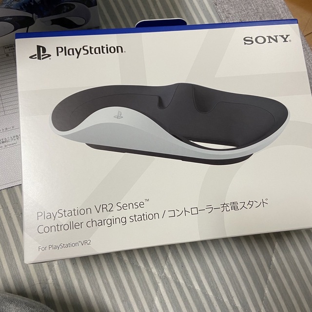 SONY(ソニー)のPSVR2（CFIJ-17001）+ 充電スタンド エンタメ/ホビーのゲームソフト/ゲーム機本体(その他)の商品写真