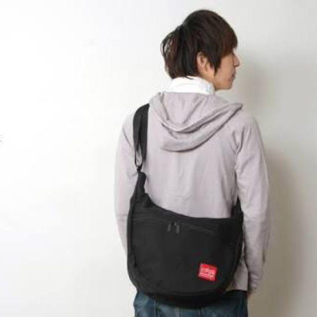 Manhattan Portage(マンハッタンポーテージ)の半月型ショルダーバッグ(型番 6056)ブラック メンズのバッグ(ショルダーバッグ)の商品写真