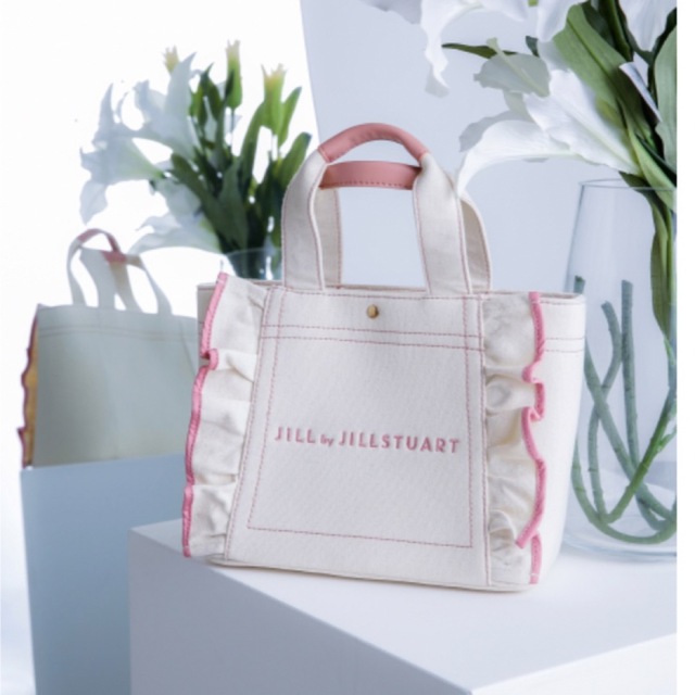 JILL by JILLSTUART(ジルバイジルスチュアート)のフリルトート　イチゴミルク　（小） レディースのバッグ(トートバッグ)の商品写真