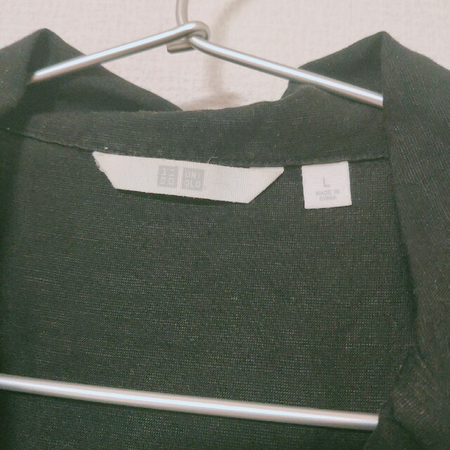 UNIQLO(ユニクロ)のユニクロ　黒シャツ レディースのトップス(シャツ/ブラウス(半袖/袖なし))の商品写真