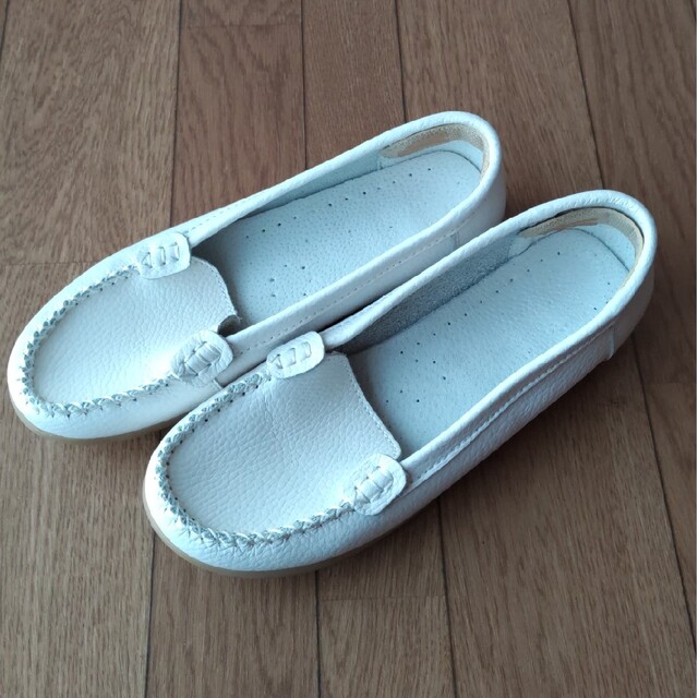 白い靴　24cm レディースの靴/シューズ(ローファー/革靴)の商品写真