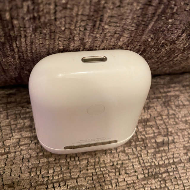 Apple(アップル)のAirPods 第2世代　充電ケース スマホ/家電/カメラのオーディオ機器(ヘッドフォン/イヤフォン)の商品写真