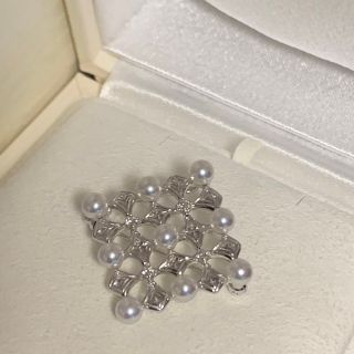 ミキモト(MIKIMOTO)の【ご専用　超美品】ミキモトk18 9粒パールブローチ　メレダイヤ４粒(ブローチ/コサージュ)