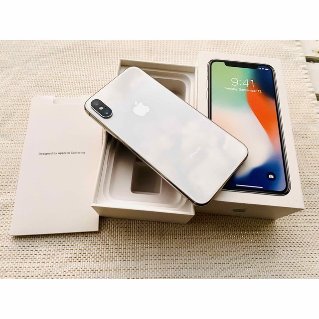 iPhone(アイフォーン)の★ 美品★iPhone X 64GB Sシルバーdocomo スマホ/家電/カメラのスマートフォン/携帯電話(スマートフォン本体)の商品写真