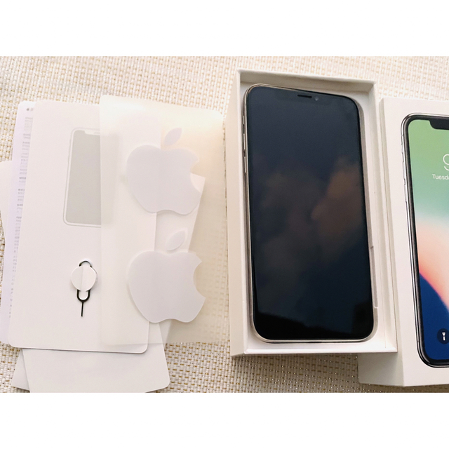 iPhone(アイフォーン)の★ 美品★iPhone X 64GB Sシルバーdocomo スマホ/家電/カメラのスマートフォン/携帯電話(スマートフォン本体)の商品写真