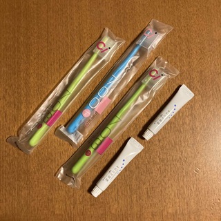 【新品・未使用】歯ブラシ3本と歯磨き粉2本セット(歯ブラシ/歯みがき用品)