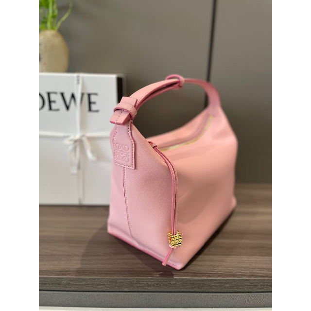 パーティを彩るご馳走や ロエベ アラ ピンク アナグラム ナッパレザー