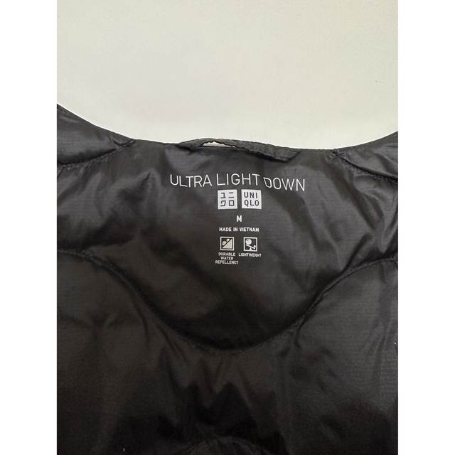 UNIQLO(ユニクロ)のウルトラライトダウンコンパクトベスト（ウェーブキルト）ブラック Mサイズ メンズのジャケット/アウター(ダウンベスト)の商品写真