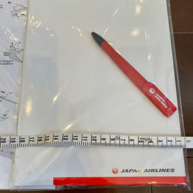 新品JAPAN  AIRLINES  JALノートとボールペン&組み立て飛行機 エンタメ/ホビーのおもちゃ/ぬいぐるみ(模型/プラモデル)の商品写真