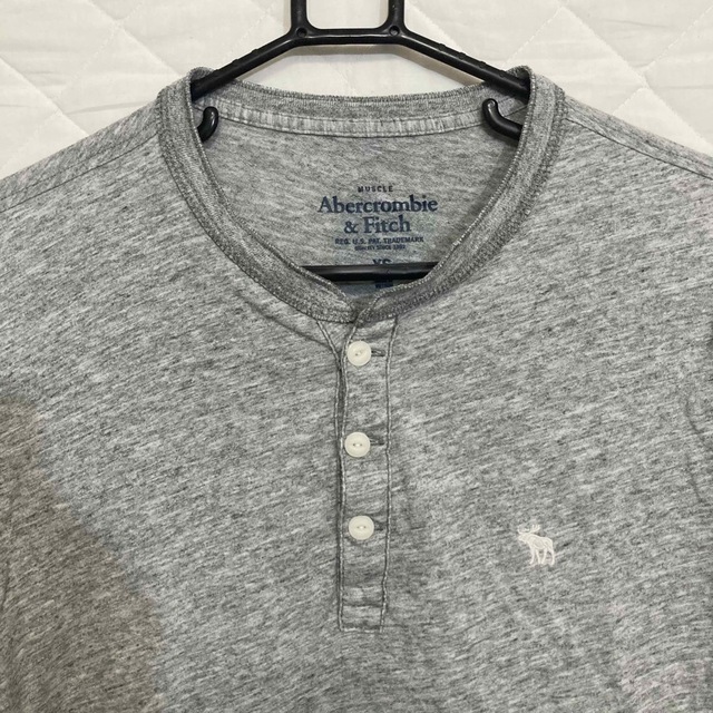 Abercrombie&Fitch(アバクロンビーアンドフィッチ)のアバクロンビー&フィッチ　アイコンヘンリーTシャツ　XS  グレー メンズのトップス(Tシャツ/カットソー(半袖/袖なし))の商品写真