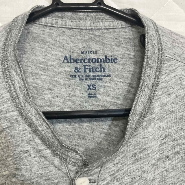 Abercrombie&Fitch(アバクロンビーアンドフィッチ)のアバクロンビー&フィッチ　アイコンヘンリーTシャツ　XS  グレー メンズのトップス(Tシャツ/カットソー(半袖/袖なし))の商品写真