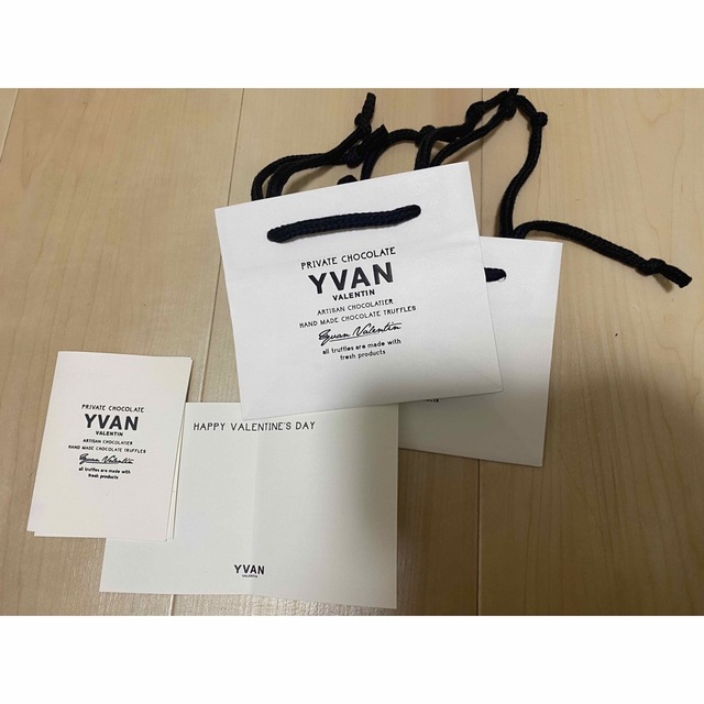 当日発送可　Yvan Valentin 紙袋とメッセージカード レディースのバッグ(ショップ袋)の商品写真