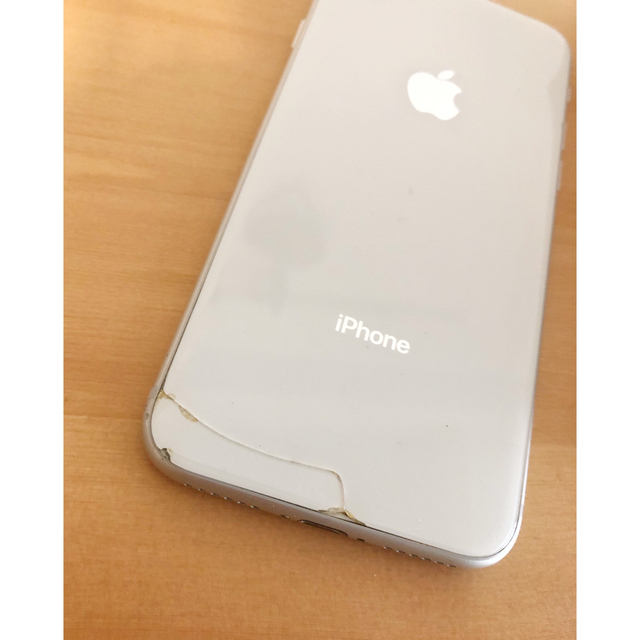 iPhone(アイフォーン)のSIMフリー iPhone8 シルバー 64GB スマホ/家電/カメラのスマートフォン/携帯電話(スマートフォン本体)の商品写真