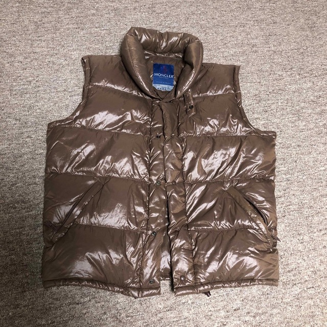 MONCLER(モンクレール)のモンクレール中古ダウンベスト濃いめブラウン メンズのジャケット/アウター(ダウンベスト)の商品写真