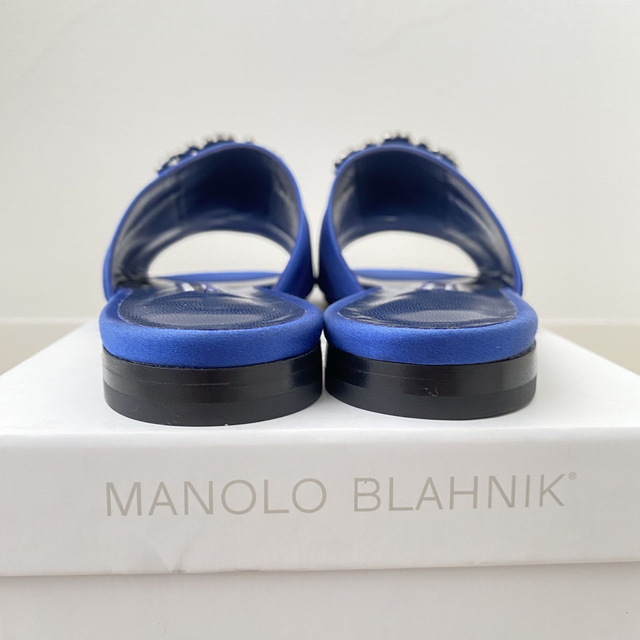 MANOLO BLAHNIK(マノロブラニク)のラスト１【新品】マノロブラニク サテン×ビジュー フラット サンダル 青 ブルー レディースの靴/シューズ(サンダル)の商品写真
