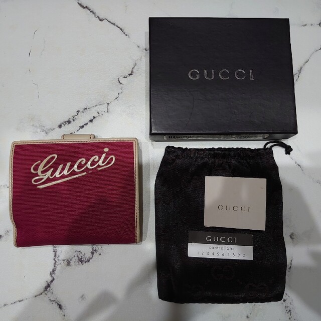 Gucci(グッチ)の♡GUCCI♡グッチ　二つ折り財布 レディースのファッション小物(財布)の商品写真