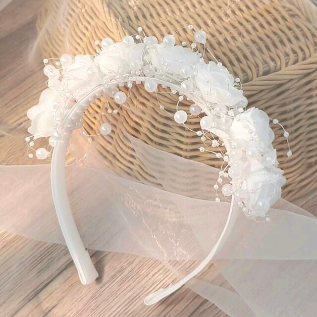 《新品》ホワイトローズ&パールのお姫様みたいなチューシャ☆ レディースのヘアアクセサリー(カチューシャ)の商品写真