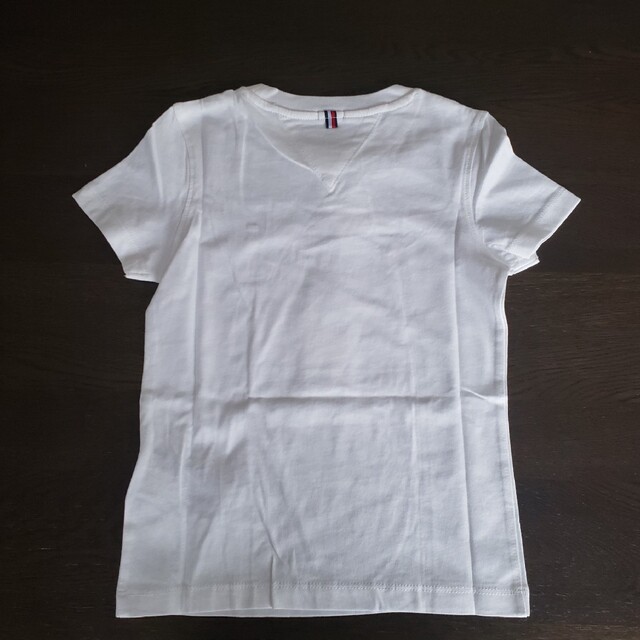 TOMMY HILFIGER(トミーヒルフィガー)の【新品】TOMMY HILFIGER クルーネック  Tシャツ 110 白 キッズ/ベビー/マタニティのキッズ服男の子用(90cm~)(Tシャツ/カットソー)の商品写真