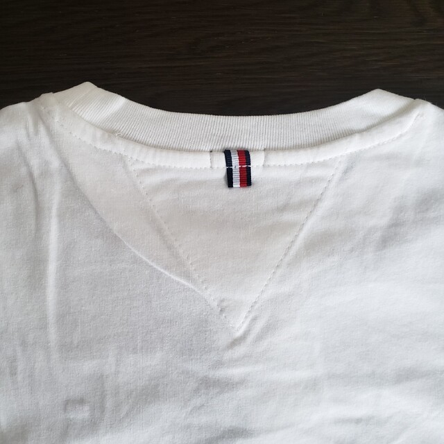 TOMMY HILFIGER(トミーヒルフィガー)の【新品】TOMMY HILFIGER クルーネック  Tシャツ 110 白 キッズ/ベビー/マタニティのキッズ服男の子用(90cm~)(Tシャツ/カットソー)の商品写真