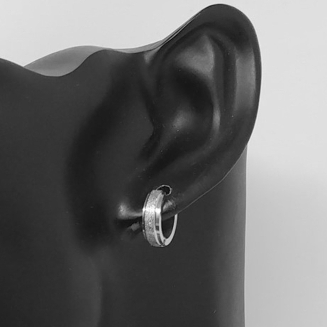 マッドフープピアスシルバーステンレス小ぶりリングメンズレディース両耳A136 メンズのアクセサリー(ピアス(両耳用))の商品写真