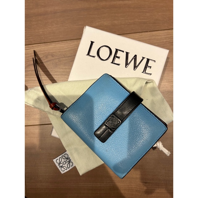 LOEWE(ロエベ)のロエベ 二つ折り財布 バーティカル アナグラム トライフォールド レディースのファッション小物(財布)の商品写真