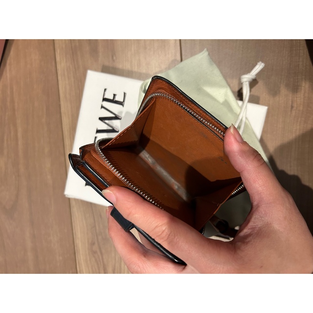 LOEWE(ロエベ)のロエベ 二つ折り財布 バーティカル アナグラム トライフォールド レディースのファッション小物(財布)の商品写真
