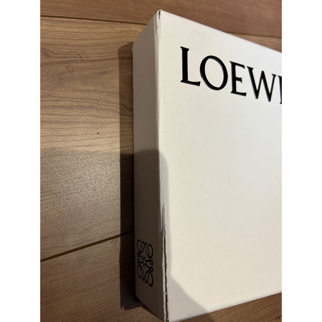 LOEWE(ロエベ)のロエベ 二つ折り財布 バーティカル アナグラム トライフォールド レディースのファッション小物(財布)の商品写真