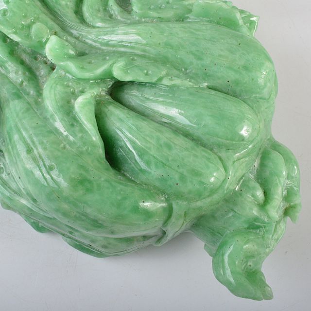 中国　玉石翡翠彫刻　白菜に昆虫　置物　重さ約4.25kg　D　R5490B