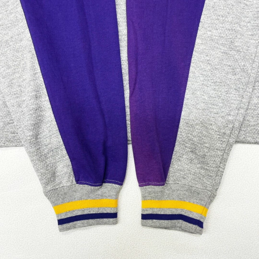 NFL VIKINGS ロンT 切り替え ワッペン 刺繍 ロングスリーブ Tシャツ 長袖 ロゴ サイズ：M グレー×パープル×イエロー古着 【中古】 メンズのトップス(Tシャツ/カットソー(半袖/袖なし))の商品写真