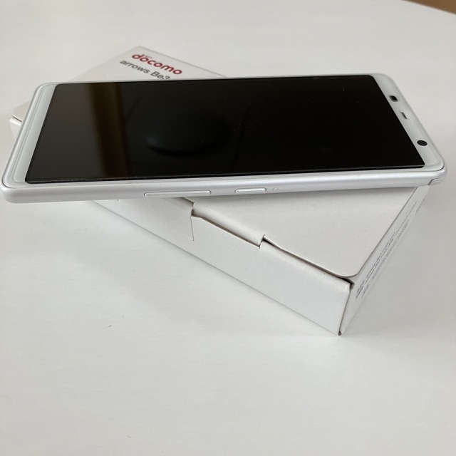 arrows(アローズ)のarrows Be3 F-02L ホワイト スマホ/家電/カメラのスマートフォン/携帯電話(スマートフォン本体)の商品写真