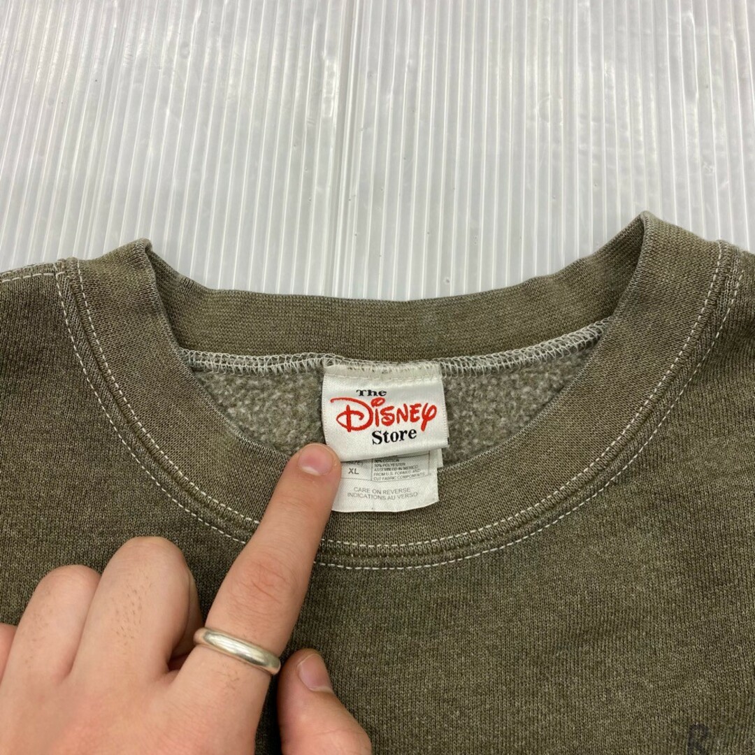 ディズニー The DISNEY Store プルオーバー スウェット シャツ トレーナー 裏起毛 くまのプーさん イーヨー プリント 長袖 サイズ:XL 後染めオリーブ