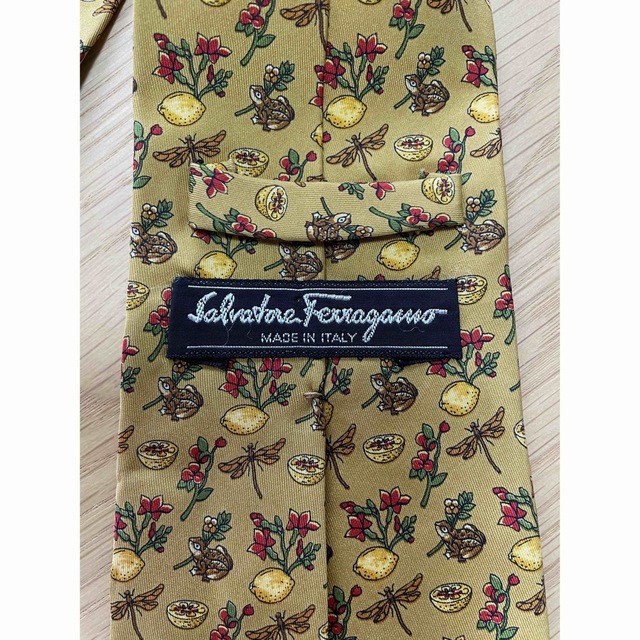 Salvatore Ferragamo(サルヴァトーレフェラガモ)のフェラガモ　黄土色系　絹100% ネクタイ　レモン　カエル メンズのファッション小物(ネクタイ)の商品写真