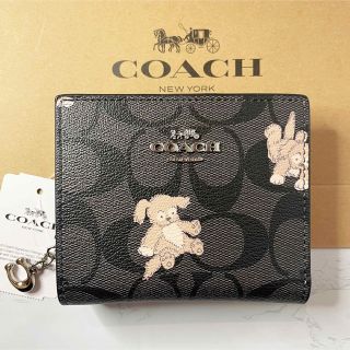 コーチ(COACH)のCOACH シグネチャー ハッピー ドッグ 子犬 二つ折り財布(財布)