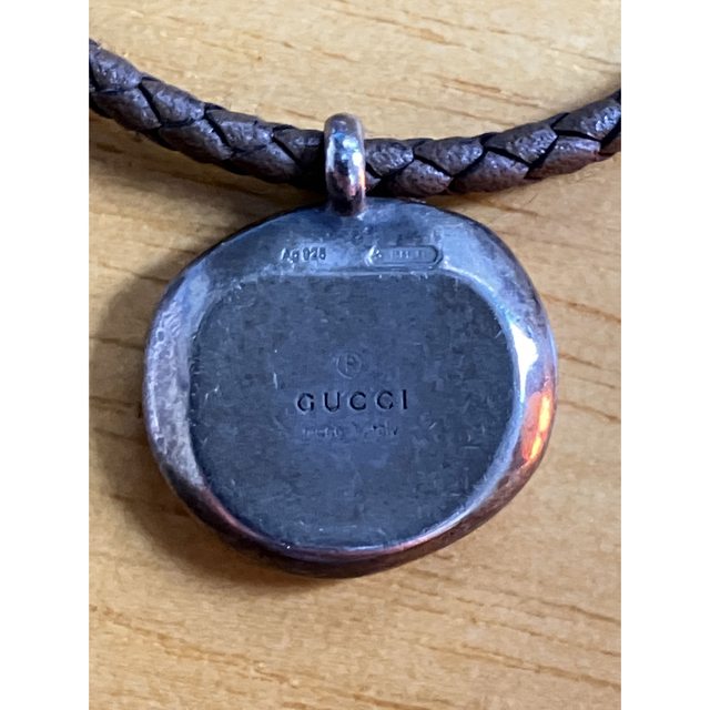 Gucci(グッチ)のGUCCI レザーネックレス　クレストレザー　コイン　ペンダント メンズのアクセサリー(ネックレス)の商品写真