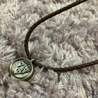 GUCCI レザーネックレス クレストレザー コイン ペンダント
