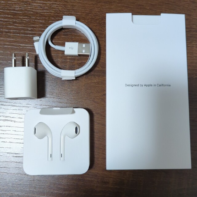 Apple(アップル)のiPhone XR 付属品 Lightningケーブル イヤフォン スマホ/家電/カメラのオーディオ機器(ヘッドフォン/イヤフォン)の商品写真
