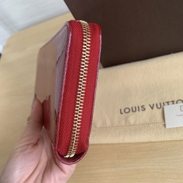 LOUIS VUITTON(ルイヴィトン)のLOUIS VUITTON ルイヴィトン  ヴェルニ　ジッピーウォレット赤長財布 レディースのファッション小物(財布)の商品写真