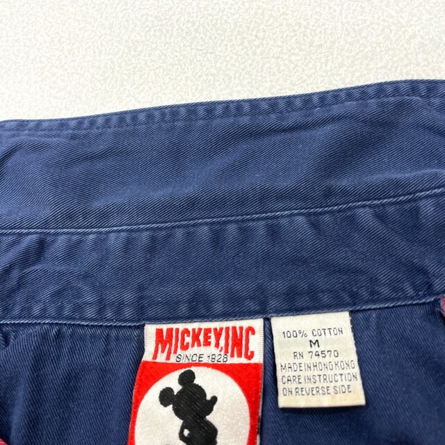 Disney(ディズニー)のディズニー MICKEY,INC ボタンダウン ストライプ シャツ 半袖 ミッキーマウス Mickey Mouse ロゴ ワンポイント 刺繍 サイズ：M ネイビー×レッド 【中古】 メンズのトップス(シャツ)の商品写真