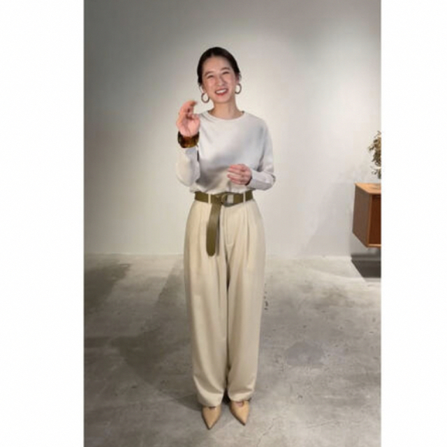 CLANE(クラネ)のclane BASIC TUCK PANTS イエロー レディースのパンツ(カジュアルパンツ)の商品写真