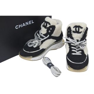 シャネル(CHANEL)のCHANEL シャネル ココマーク ボア スニーカー ブラック ホワイト スエード 靴 黒 白 G35206 サイズ37 美品 中古 46836(ブーツ)