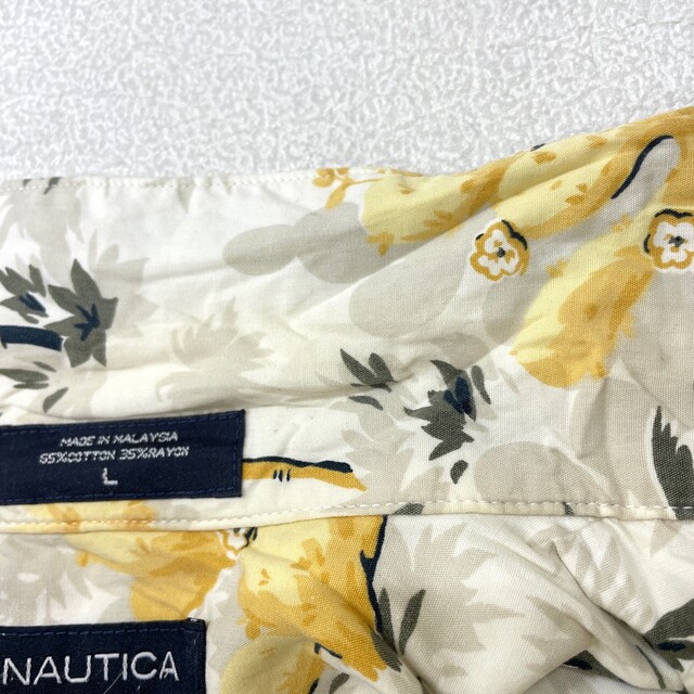 NAUTICA(ノーティカ)のノーティカ NAUTICA アロハ シャツ 半袖 ヤシの木･花柄 総柄 サイズ：L アイボリー×イエロー×グリーン古着 【中古】 メンズのトップス(シャツ)の商品写真