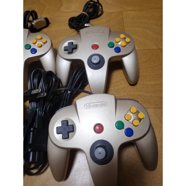 NINTENDO 64(ニンテンドウ64)のNintendo　64　ゴールド　本体一式　コントローラー　３個　セット エンタメ/ホビーのゲームソフト/ゲーム機本体(家庭用ゲーム機本体)の商品写真