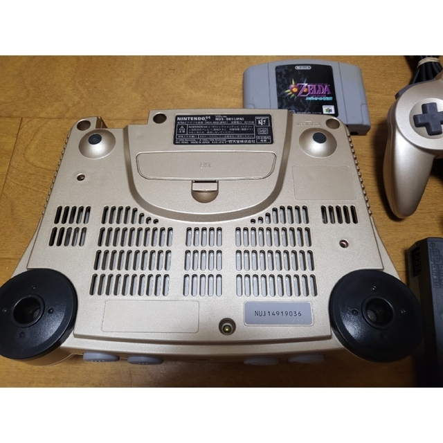 NINTENDO 64(ニンテンドウ64)のNintendo　64　ゴールド　本体一式　コントローラー　３個　セット エンタメ/ホビーのゲームソフト/ゲーム機本体(家庭用ゲーム機本体)の商品写真