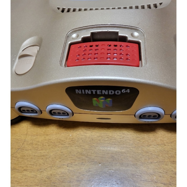 NINTENDO 64(ニンテンドウ64)のNintendo　64　ゴールド　本体一式　コントローラー　３個　セット エンタメ/ホビーのゲームソフト/ゲーム機本体(家庭用ゲーム機本体)の商品写真