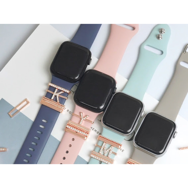 Apple Watch イニシャルチャーム S バンドアクセサリー お洒落 の通販 by れん's shop｜ラクマ