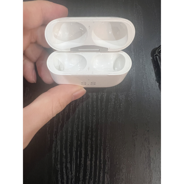 Apple(アップル)のAirPods Pro ケースのみ スマホ/家電/カメラのオーディオ機器(ヘッドフォン/イヤフォン)の商品写真