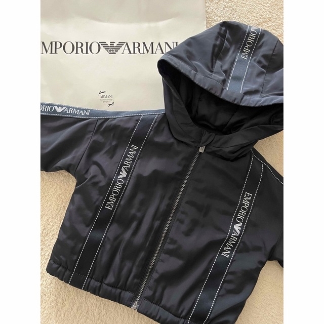Emporio Armani(エンポリオアルマーニ)のエンポリオアルマーニ　12M 74cm 黒　ダウンジャケット　フード付き キッズ/ベビー/マタニティのベビー服(~85cm)(ジャケット/コート)の商品写真