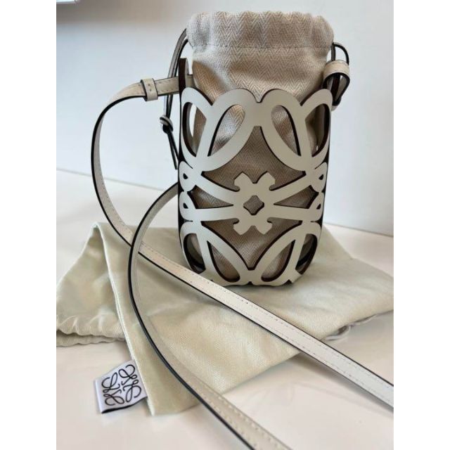 LOEWEアナグラムカットアウトポケット ショルダーバッグ バッグ